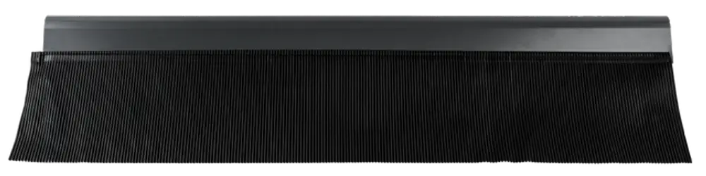 Schwarze Verblechung mit geriffelter Struktur, für die erweiterte Indachmontage geeignet. Produkt von Wolf, kompatibel für zwei- oder dreireihige Systeme.
